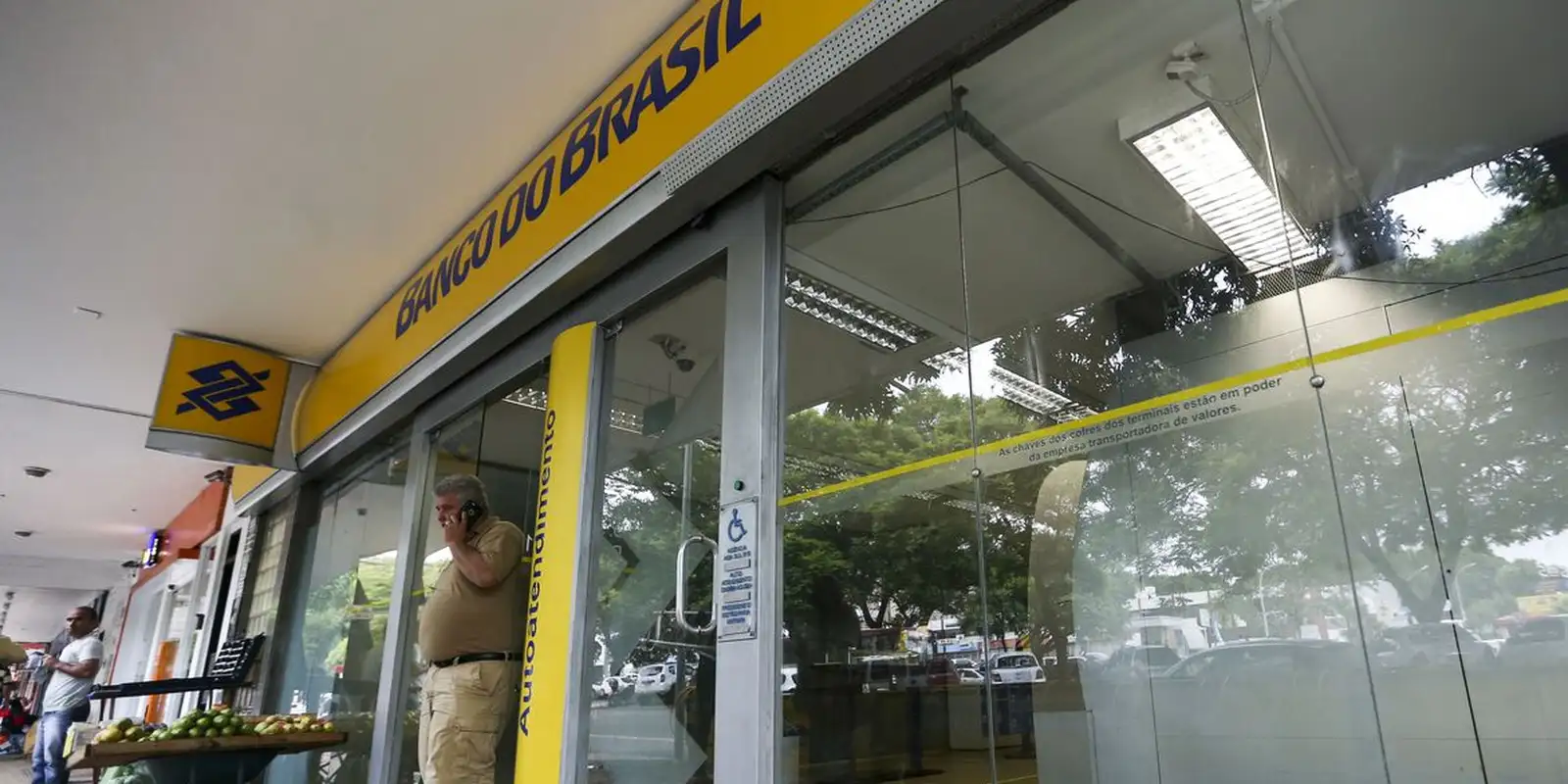 Bancos voltam a funcionar normalmente nesta sexta-feira